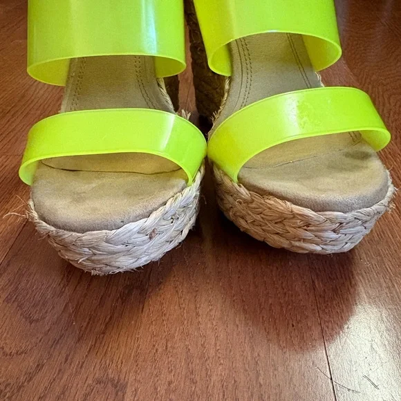Gianni Bini Bright Neon Yellow Slide Sandals. Size women’s 7 1/2 - Picture 9 of 9